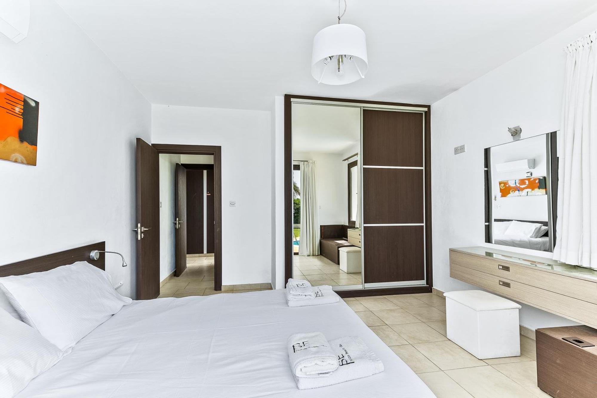 Platzia Beach Villas Paphos Esterno foto