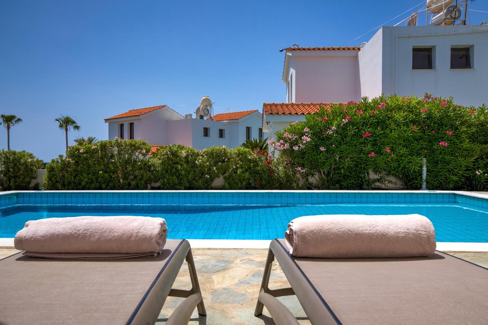 Platzia Beach Villas Paphos Esterno foto