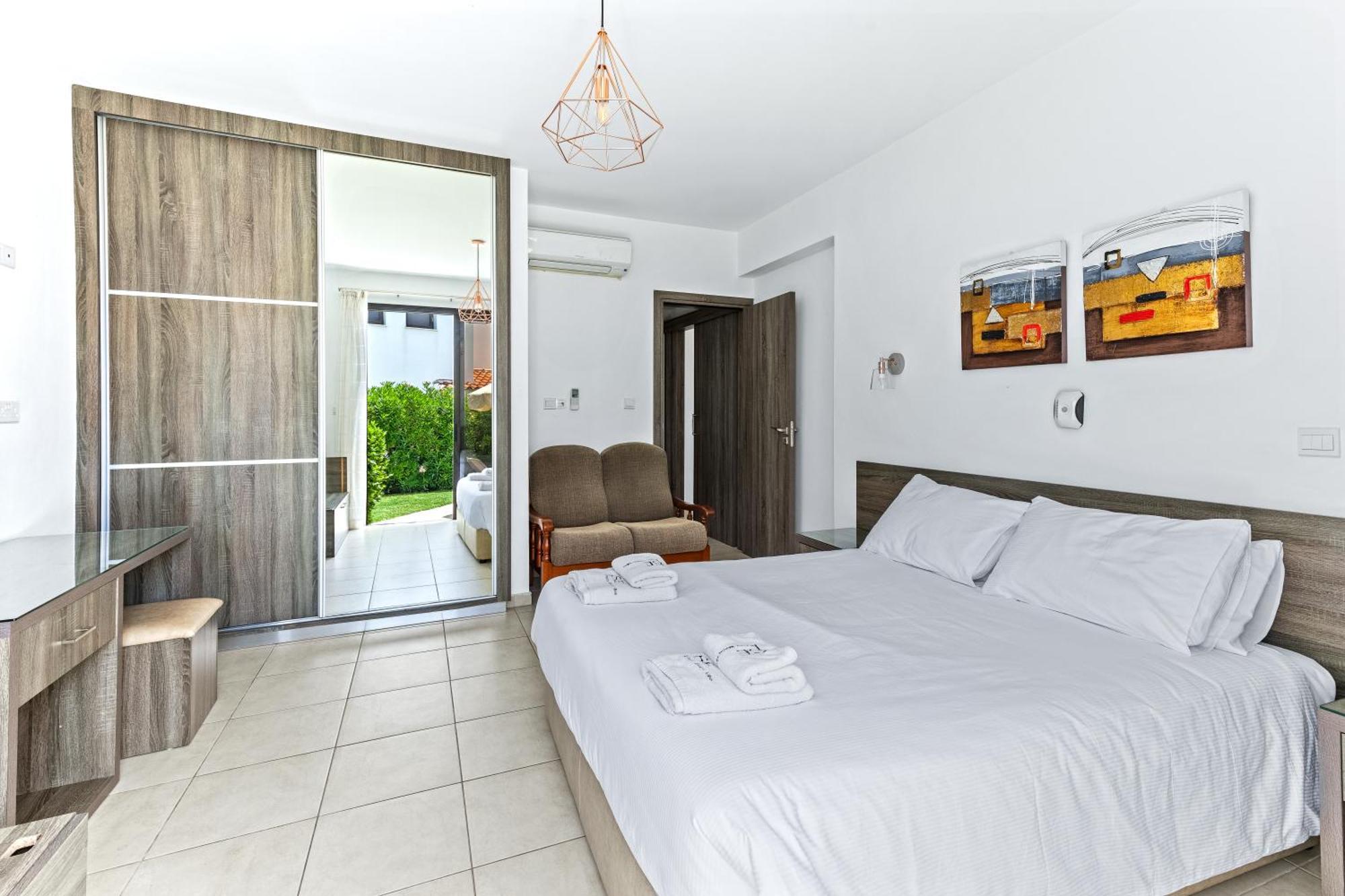 Platzia Beach Villas Paphos Esterno foto